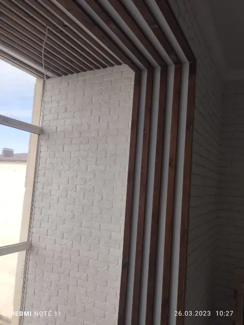 Ағаш панельдермен және тереземен қабырға