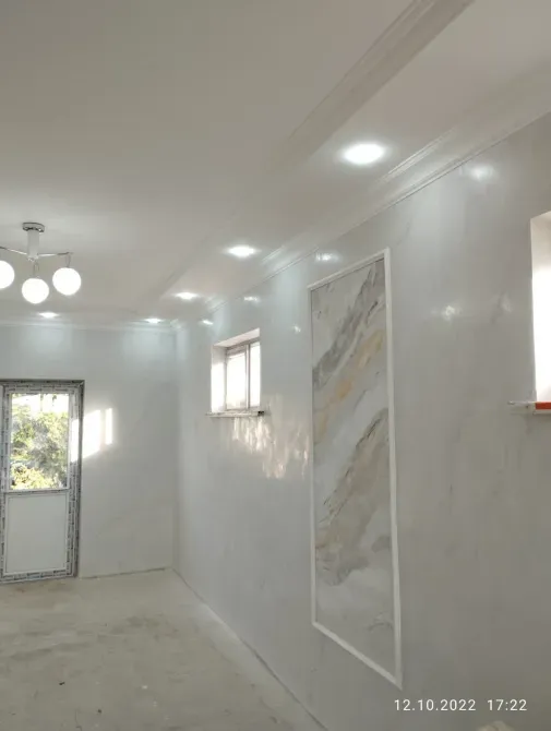 Светлая комната с современным освещением и элементами отделки на стенах