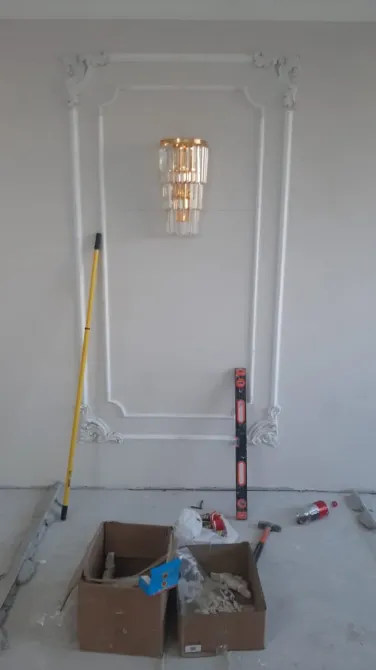 Интерьер с элементами декоративной отделки и освещением