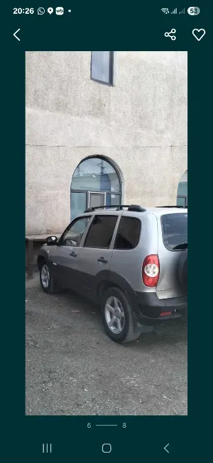 Задняя сторона автомобиля, вид на здание