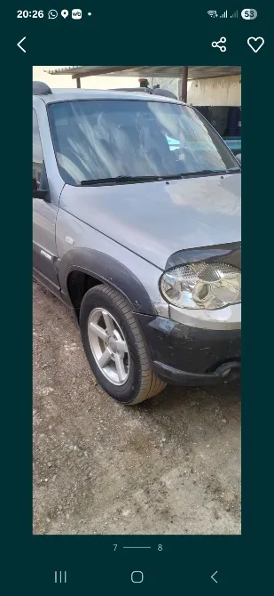 Передняя часть автомобиля на парковке