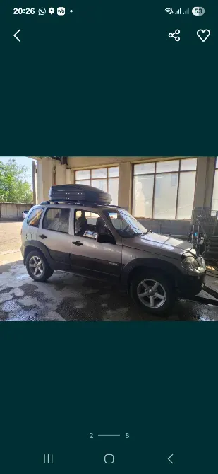 Автомобиль с багажником на крыше, парковка в помещении