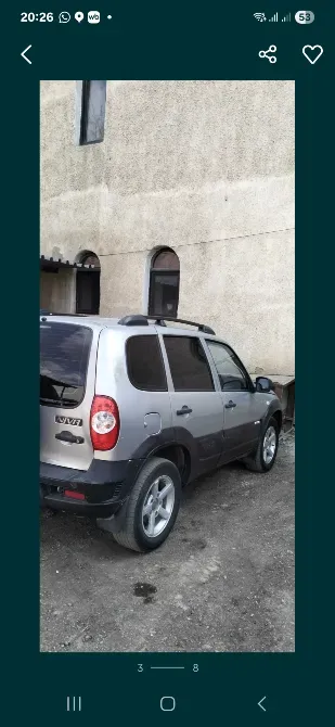 Задняя часть автомобиля рядом со зданием