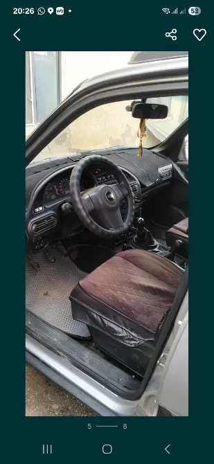 Внутренний вид автомобиля, передняя панель и руль