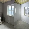 Жөндеу жұмыстары: бұрын және кейін, сұр қабырғалары мен терезесі бар аяқталмаған бөлменің интерьері