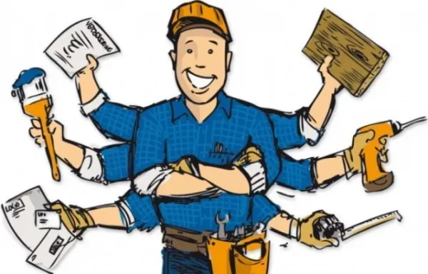 Мультяшный мастер в синей рубашке с оранжевой каской и множеством рук, держащих инструменты и различные предметы, такие как кисть, бумагу и деревянную доску