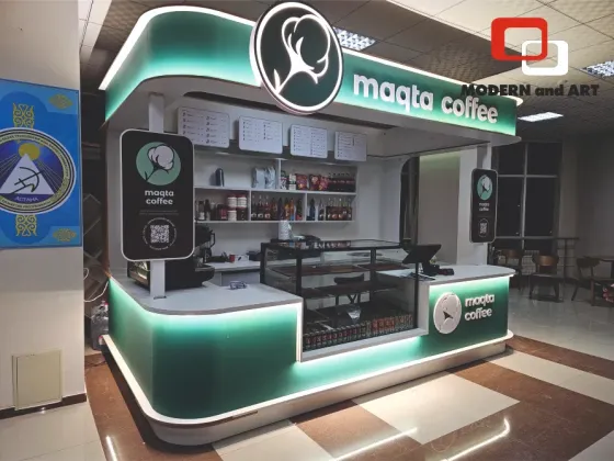 Стойка мафта кофе с ярким освещением и современными элементами