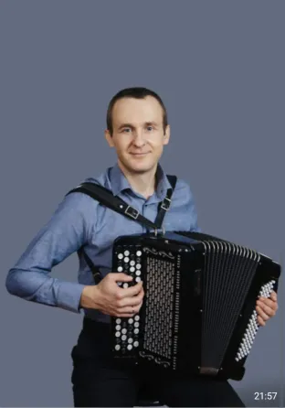 Баяндашы көк көйлекте, жүзінде салмақты көрініспен