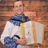 Баянда ойнайтын музыкант дәстүрлі орыс киімінде ағаш қабырға фонында