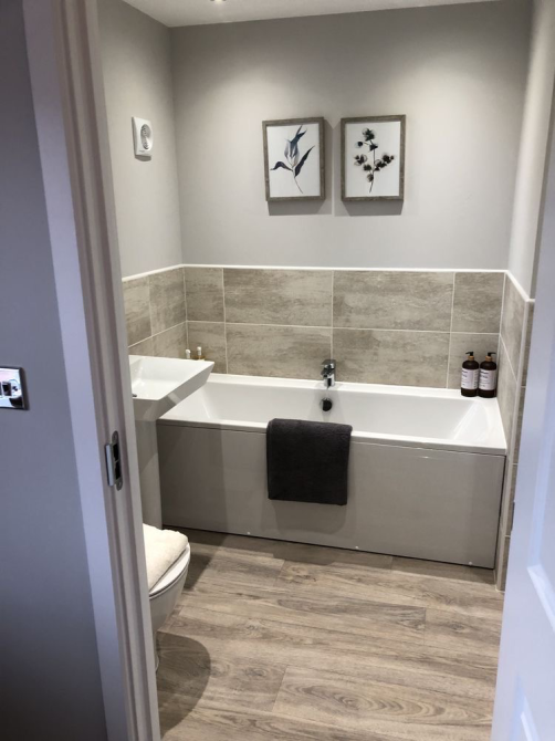 Элегантты ванна бөлмесі заманауи ваннамен және стильді aksessuarлармен