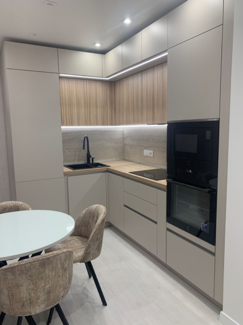 Ыңғайлы ас үй функционалды мебельмен және заманауи құрылғылармен