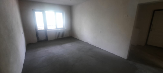 Пәтердің қонақ бөлмесі, терезелері және көрінбейтін жиһазбен