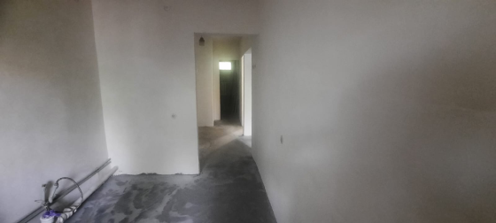 Пәтердің дәлізі, көрінетін қабырғалар мен есік тұстарымен