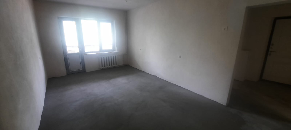 Гостиная в квартире с окнами и невидимой мебелью