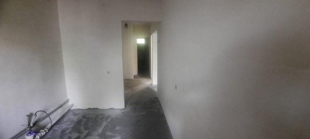 Коридор квартиры с видимыми стенами и дверными проемами