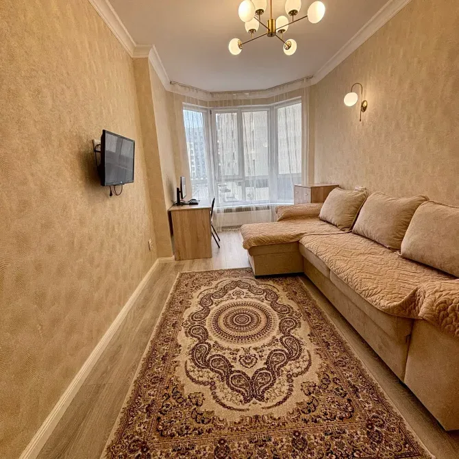 Уютная ванная комната с ванной и стиральной машиной