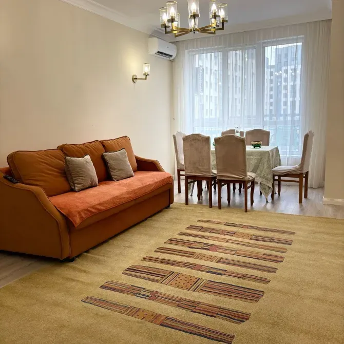 Уютная гостиная с диваном и обеденной зоной