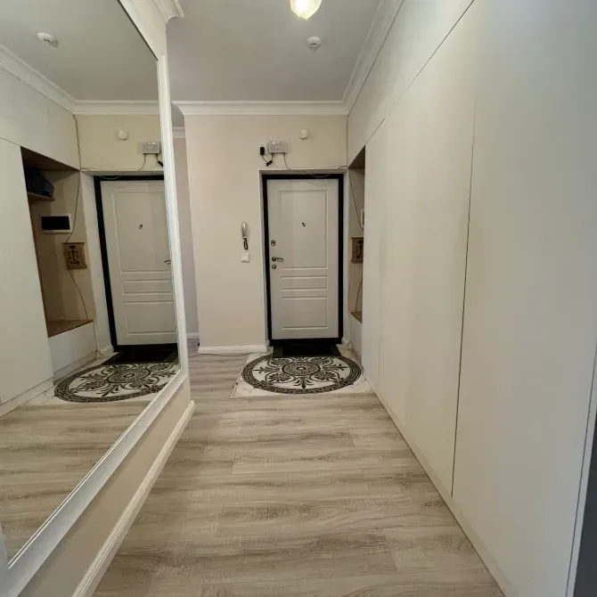 Коридор с зеркалом и входной дверью