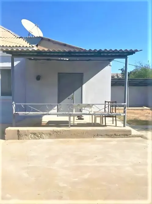 Үйдің верандасы үстел мен орындықпен