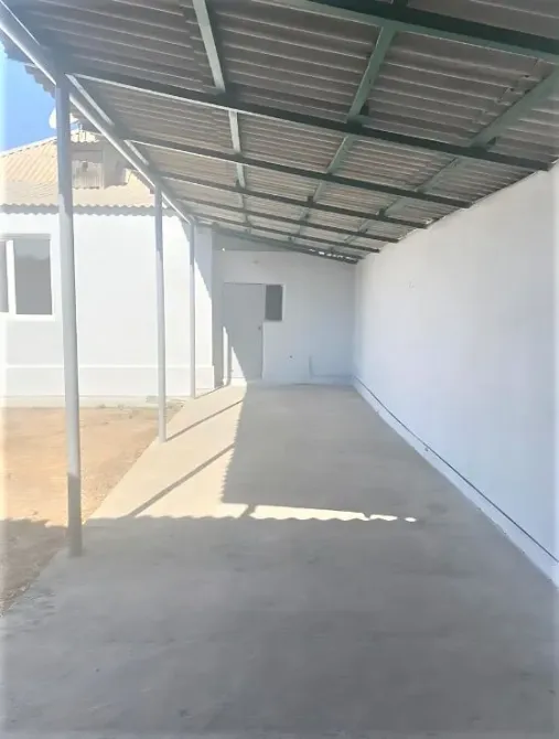 Үйдің артқы ауласында шатыр астындағы ұзын дәліз