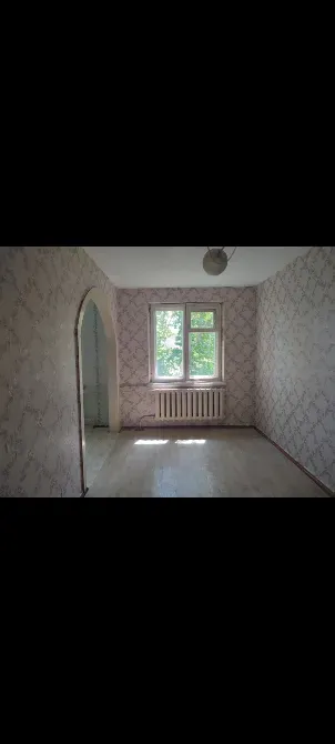 Жарық реңктеріндегі терезелері мен қағаздары бар бөлме