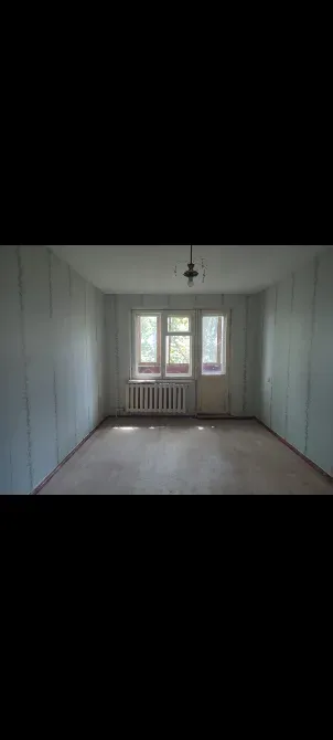 Бос бөлме, терезелері мен төбедегі шамы бар