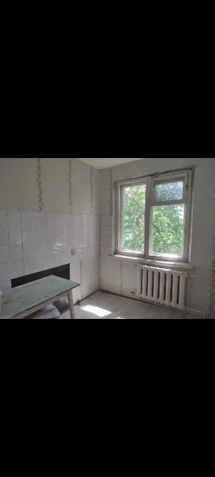 Ас үйдің бұрышы, терезелері мен қабырғаларында ақ плитка бар