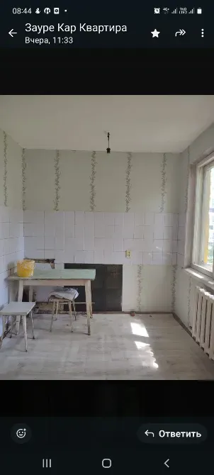 Терезесі, ас үстелі мен орындықтары бар ас үй