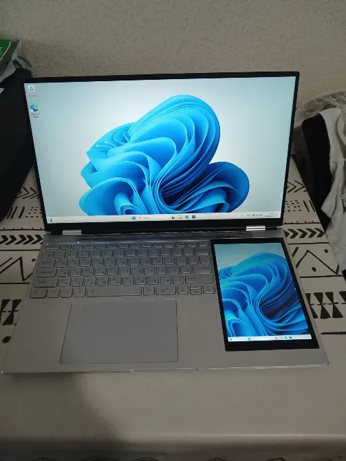 Windows 11 экранмен және қосымша дисплеймен ноутбук