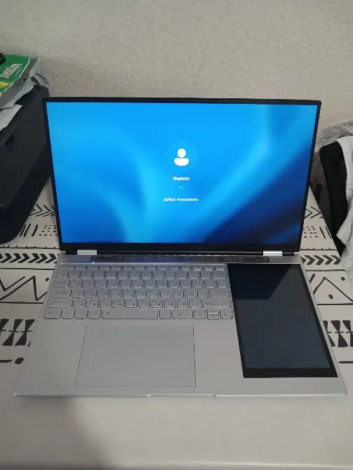 Жүйеге кіру экраны бар ноутбук