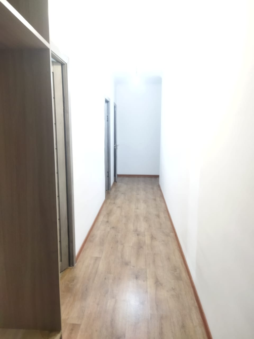 Узкий коридор с дверями и шкафом