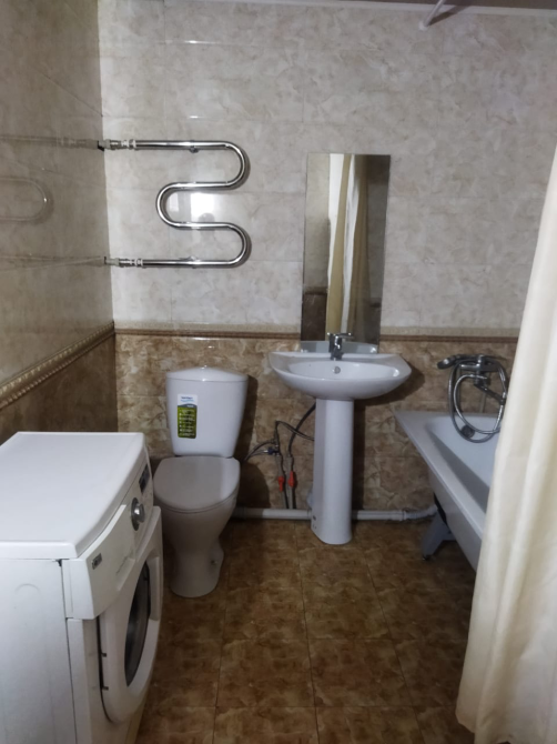 Ванная комната с туалетом, раковиной и стиральной машиной