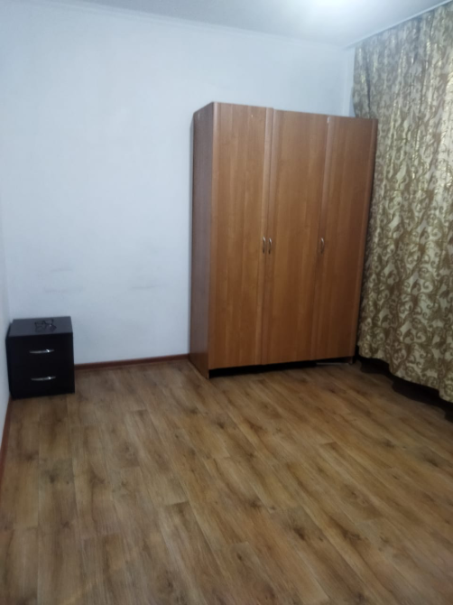 Комната с шкафом и прикроватной тумбой