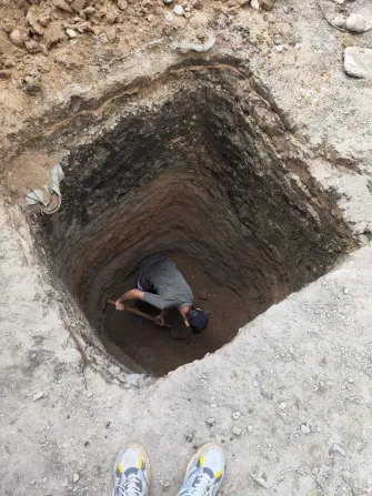 Ямаларды қазу: жұмысшының ішіндегі жұмыс процесі