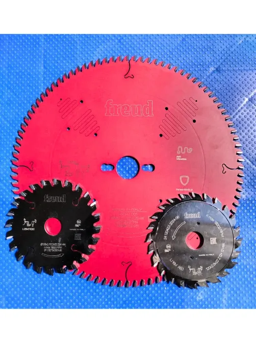 Дисковые пилы бренда Freud, представленные на синем фоне