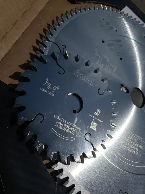 Пилы Freud в упаковке, фокус на зубьях