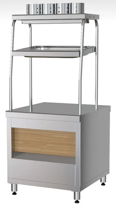 Металлическая кухня с открытыми полками и деревянным низом