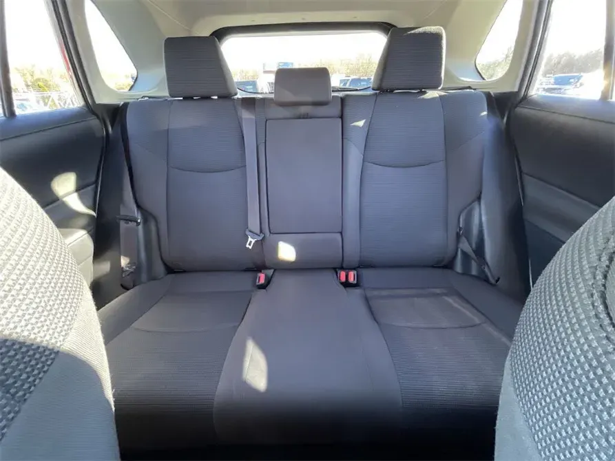 Toyota Rav4 артқы отырғыштар жолы, екі кресло және ортасында қауіпсіздік белдігімен.