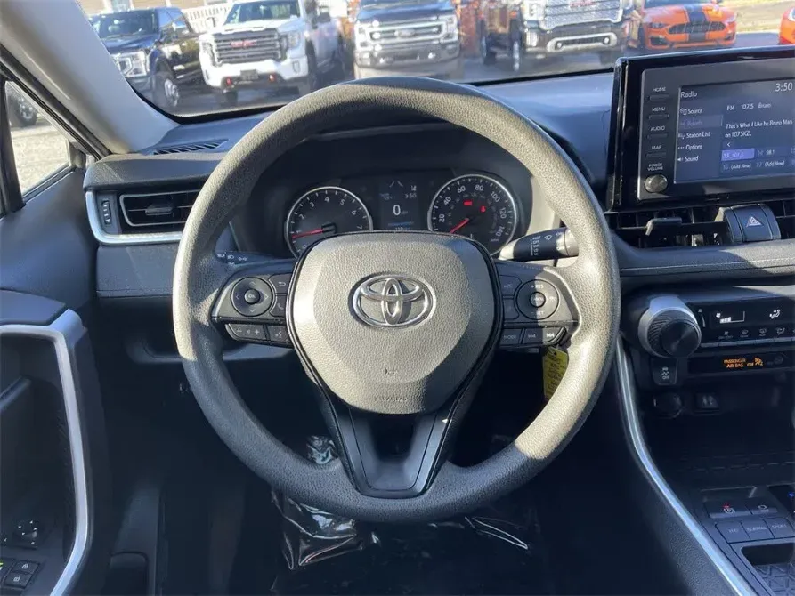 Toyota Rav4 интерьері, руль дөңгелегі мен аспаптар панеліне назар аудара отырып