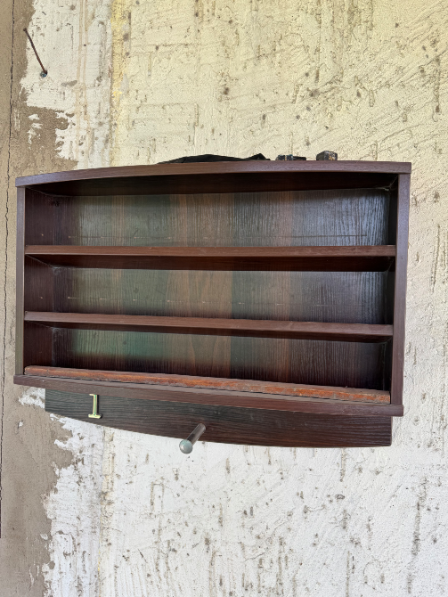 Древесный шкафчик для хранения принадлежностей бильярда на стене