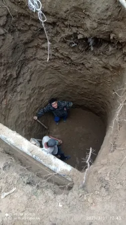 Септикті орнату үшін терең шұңқырдағы жұмысшылар