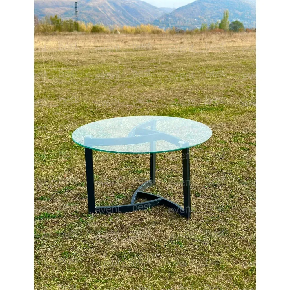 круглый стеклянный стол на траве