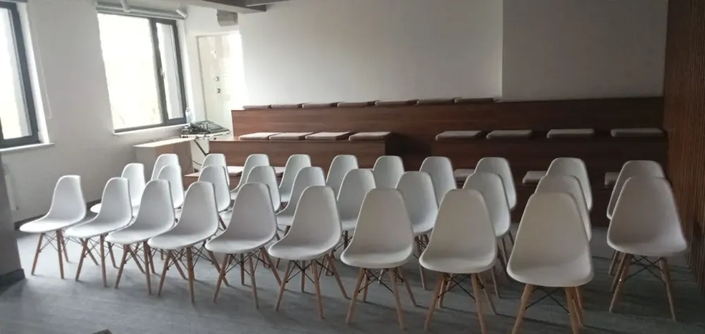 белые стулья в зале для выступлений