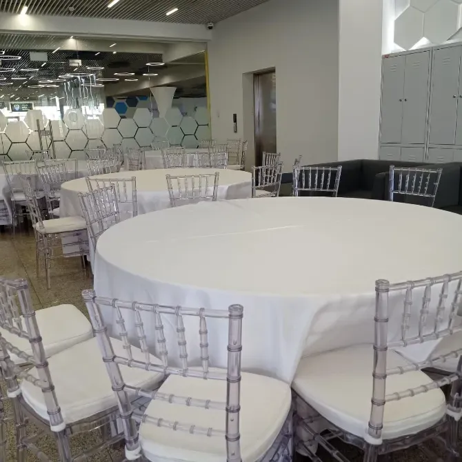 круглые столы с прозрачными стульями в зале