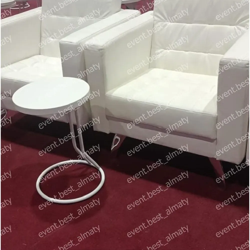 белые кресла и журнальный столик