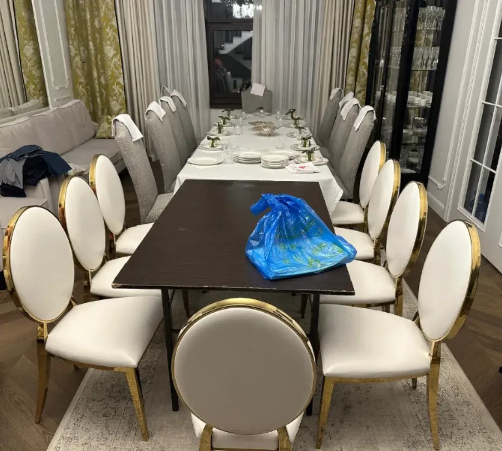 обеденный стол с белыми стульями