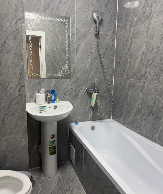 Ванна мен раковинасы бар ванна бөлмесі