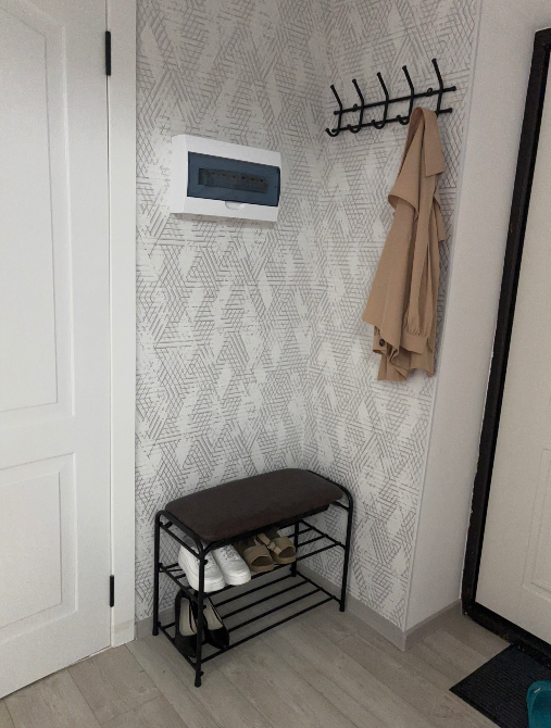 Киім ілгішпен және аяқ киім үшін орындықпен прихожая