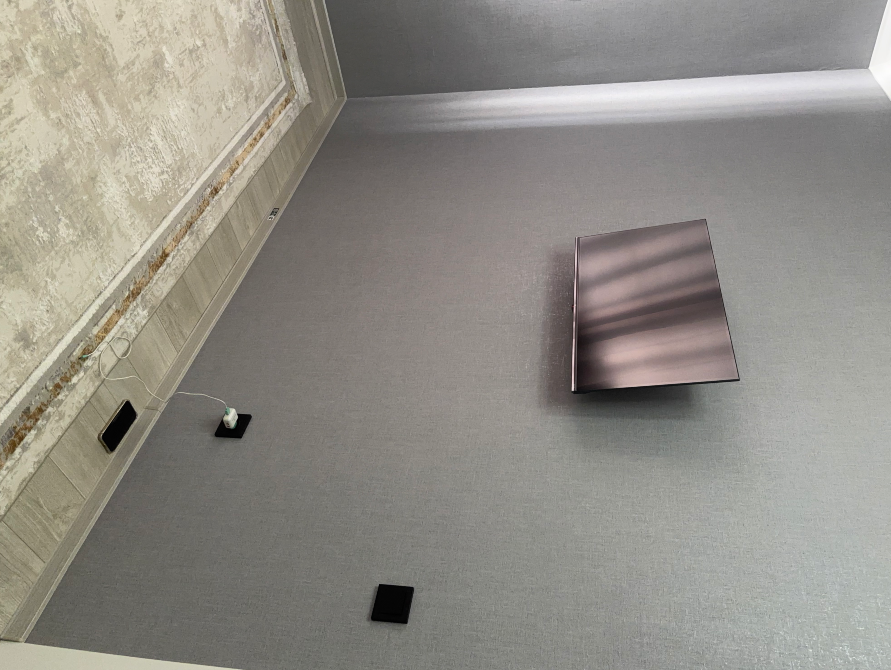 Стена с телевизором и современным дизайном в интерьере