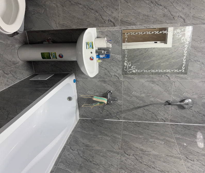 Современная ванная комната с ванной, зеркалом и аксессуарами